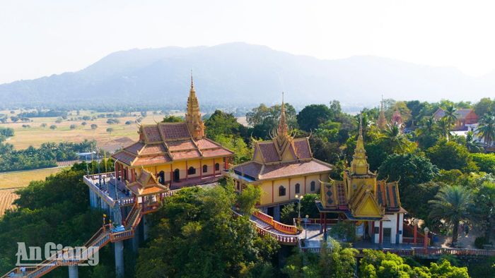 Quần thể kiến trúc chùa Tà Pạ nổi bật giữa khung cảnh thiên nhiên.