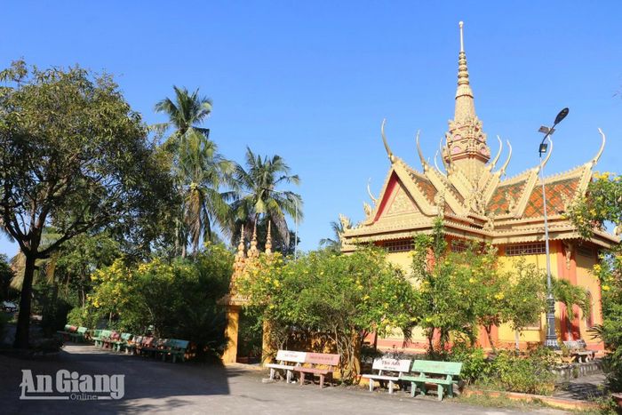Khuôn viên chùa Tà Pạ.