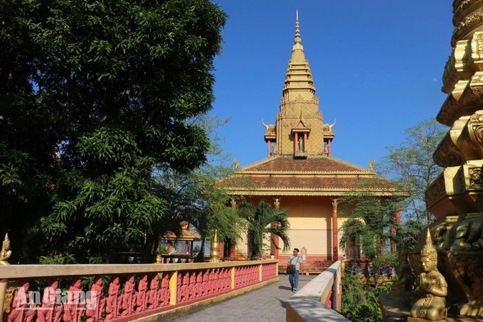 Chùa Tà Pạ là một trong những điểm đến yêu thích của du khách mỗi khi đến Tri Tôn.