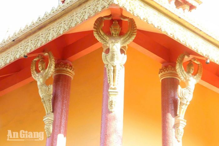 Các bức tượng được chạm khắc hoa văn tinh xảo.