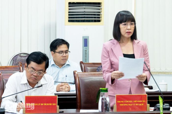 Giám đốc Trung tâm Xúc tiến Đầu tư, Thương mại và Du lịch tỉnh An Giang Quảng Xuân Lụa báo cáo công tác chuẩn bị tham dự Hội chợ CAEXPO lần thứ 23.