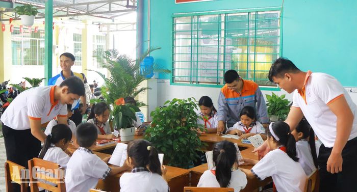 Đoàn Trường Cao đẳng Nghề An Giang xây dựng công trình "Thư viện xanh" tại Trường Tiểu học Phú Hiệp.