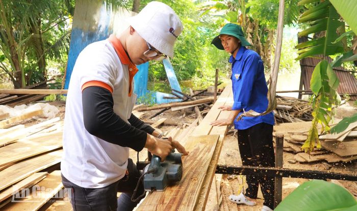 Đoàn viên hỗ trợ cất nhà nhân ái cho hộ ông Đặng Văn Sơn, ấp Hòa Hiệp.