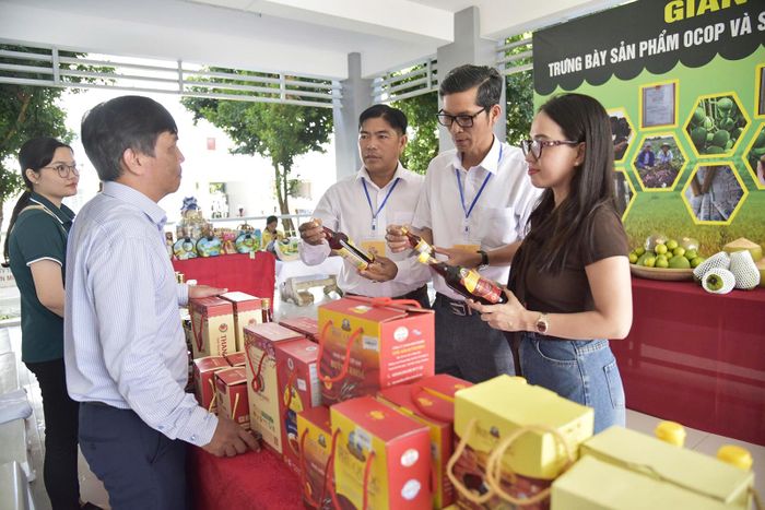 Công ty TNHH MTV OCOP Kiên Giang tư vấn khách hàng về sản phẩm OCOP An Giang.