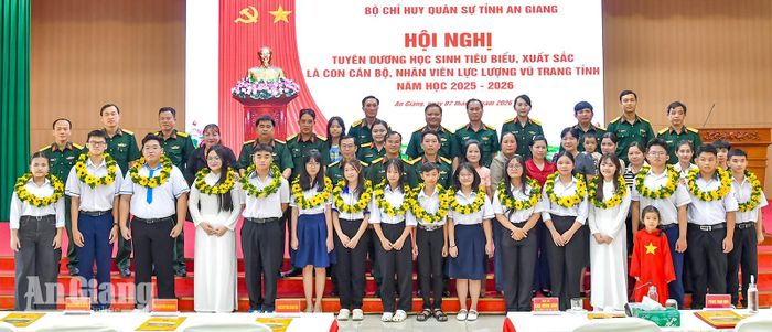 Thủ trưởng Bộ Chỉ huy Quân sự tỉnh An Giang biểu dương gia đình và các cháu học sinh tiêu biểu.