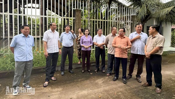 Đoàn khảo sát của Tỉnh ủy An Giang cùng các nguyên lãnh đạo Tỉnh ủy, UBND tỉnh Kiên Giang (cũ) khảo sát thực tế tại xã Long Thạnh.