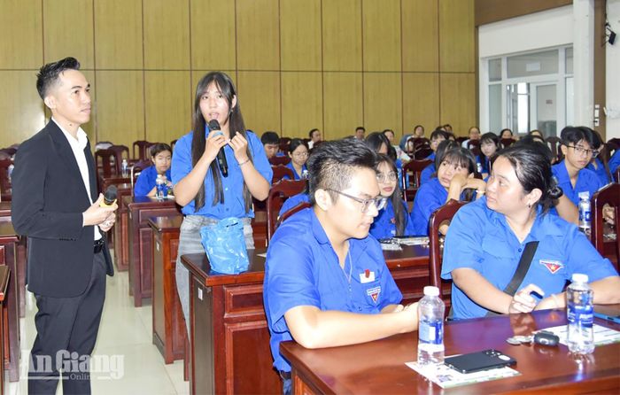Đại diện doanh nghiệp giải đáp trực tiếp các thắc mắc của đoàn viên, hội viên về cơ hội việc làm, du học nghề và xuất khẩu lao động.