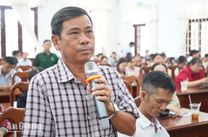 Người dân nêu ý kiến tại buổi đối thoại.