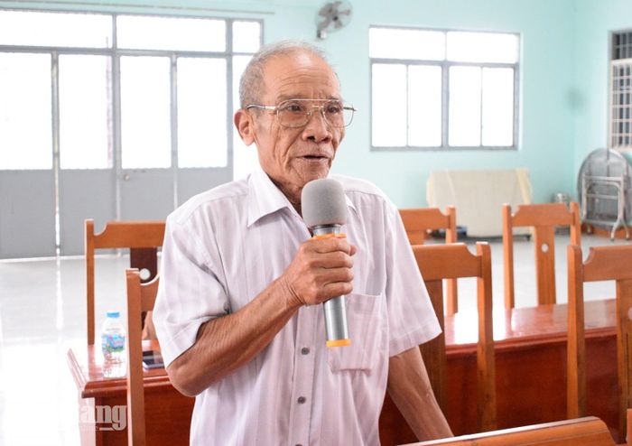 Cử tri xã Vĩnh Hanh nêu phát biểu tại buổi tiếp xúc cử tri.
