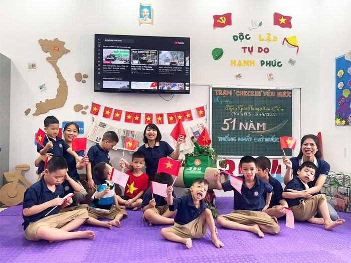  Cô và trò của Trung tâm trong một tiết học ngoại khóa. 