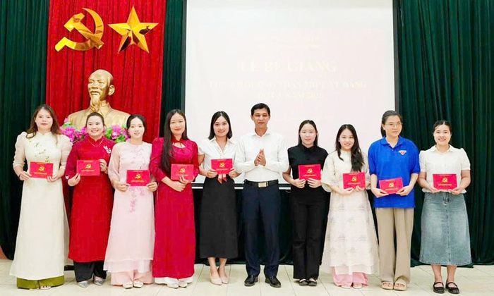  Trung tâm Chính trị xã Yên Phong trao chứng nhận hoàn thành lớp bồi dưỡng nhận thức về Đảng cho các quần chúng ưu tú. 