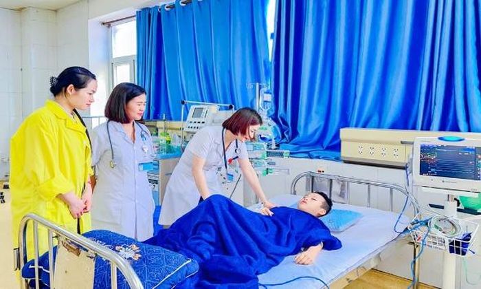 Bác sĩ Bệnh viện Sản - Nhi Bắc Ninh số 1 thăm khám, theo dõi quá trình hồi phục của cháu Tống Khắc Minh Phong.