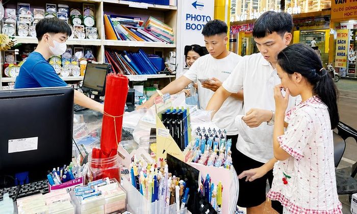Nhiều phụ huynh, học sinh chọn mua đồ dùng học tập cho năm học mới tại nhà sách Định Thịnh (phường Bắc Giang).