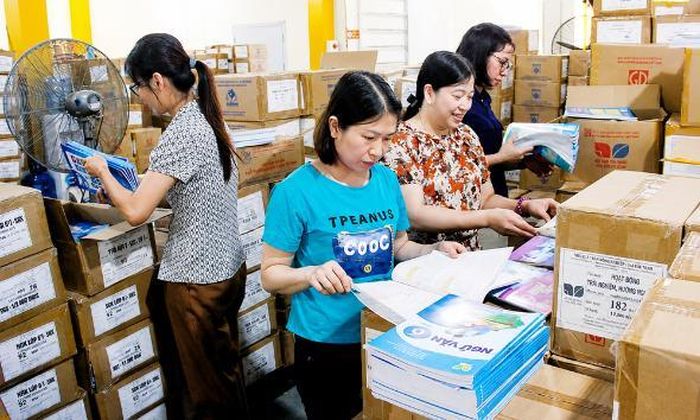 Nhân viên Công ty cổ phần Sách giáo khoa, Thiết bị trường học Bắc Giang chuẩn bị sách giáo khoa theo đơn đặt hàng của các tổ chức, cá nhân.