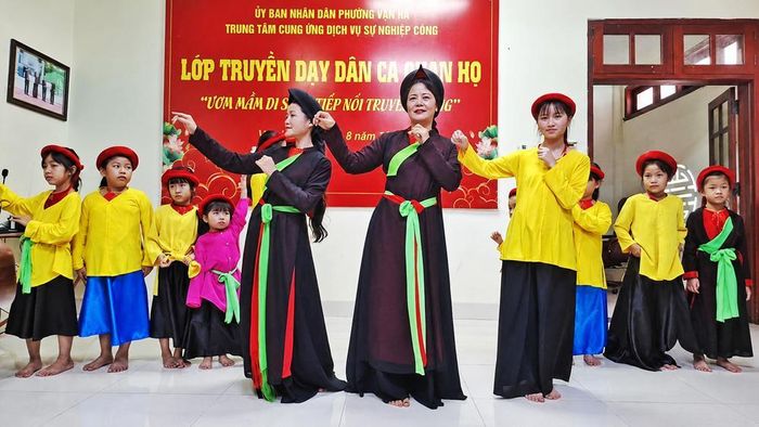 Buổi truyền dạy hát quan họ miễn phí cho học sinh ở phường Vân Hà.
