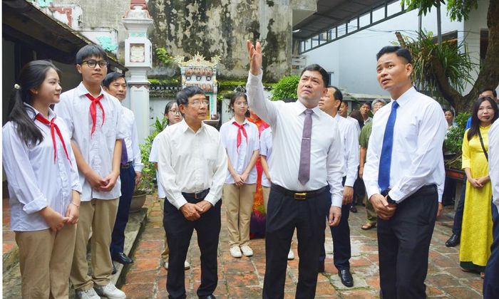 Đồng chí Nguyễn Hồng Thái trao đổi với lãnh đạo Sở Văn hóa, Thể thao và Du lịch cùng gia đình đồng chí Lê Quang Đạo về việc bảo tồn, phát huy di tích tại Nhà lưu niệm đồng chí Lê Quang Đạo.