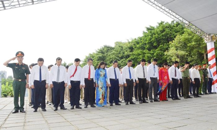 Các đồng chí lãnh đạo tỉnh cùng các đại biểu tưởng niệm đồng chí Lê Quang Đạo.
