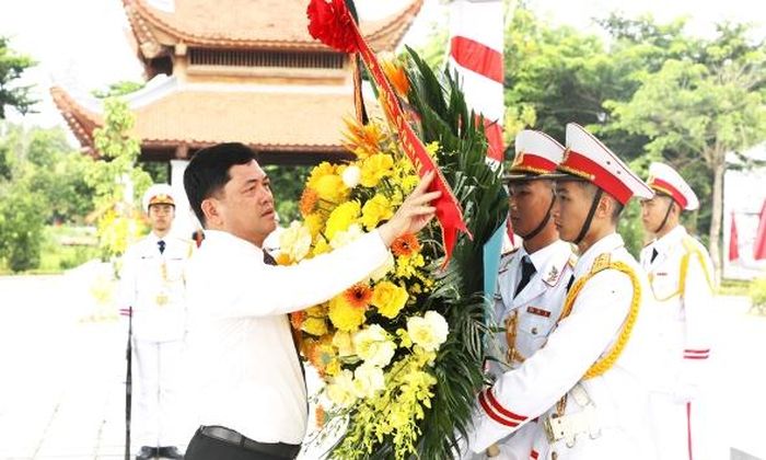 Đồng chí Nguyễn Hồng Thái dâng hoa tưởng niệm đồng chí Lê Quang Đạo.