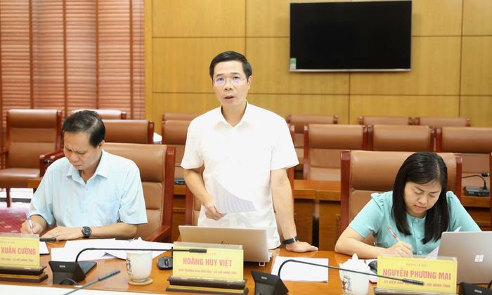  Thành viên Ban Văn hóa - Xã hội phát biểu ý kiến. 