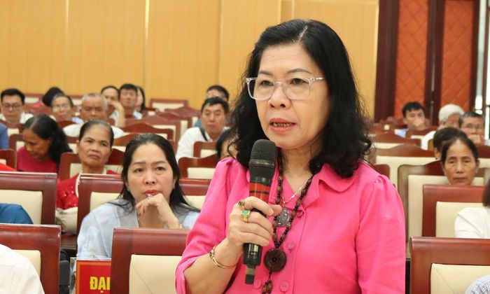 Phó Giáo sư, Tiến sĩ Nguyễn Thị Phương Chi, Viện Sử học phát biểu thảo luận tại Hội thảo. 