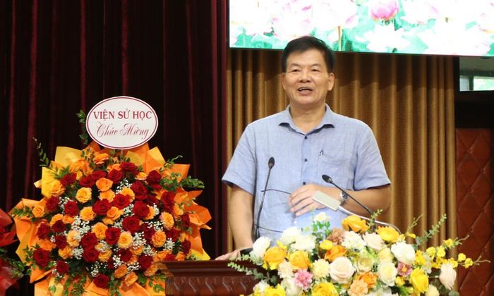  Tiến sĩ Nguyễn Hữu Mùi, Phó Viện trưởng Viện Nghiên cứu Văn hóa Thăng Long tham luận tại Hội thảo. 