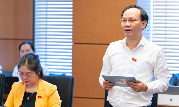  Đồng chí Phạm Văn Thịnh phát biểu ý kiến. 