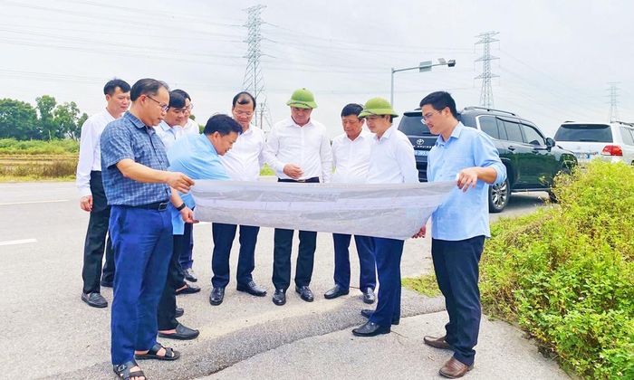  Bí thư Tỉnh ủy Nguyễn Hồng Thái cùng các đồng chí lãnh đạo tỉnh kiểm tra, khảo sát thực tế dự án nâng cấp, mở rộng tuyến đường tỉnh 398. 