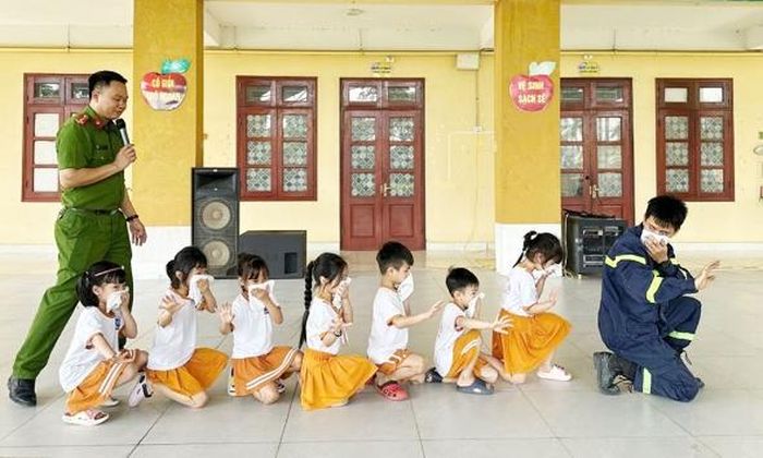 Cán bộ Phòng Cảnh sát Phòng cháy, chữa cháy và cứu nạn, cứu hộ Công an tỉnh hướng dẫn kỹ năng thoát nạn trong đám cháy cho học sinh Trường Mầm non Hoàn Sơn, xã Đại Đồng.