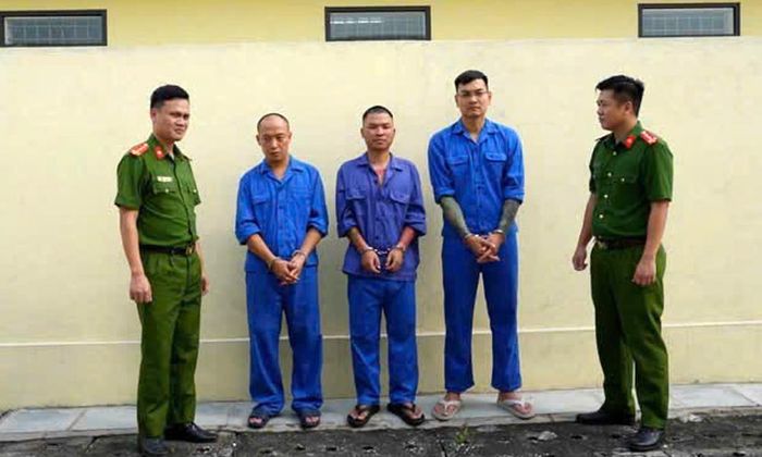 Các đối tượng (từ trái qua phải): Trần Đình Tiệp (tức Vua Quạt), Nguyễn Văn Hợi (tức Khánh Sky) và Hồ Văn Khoa.
