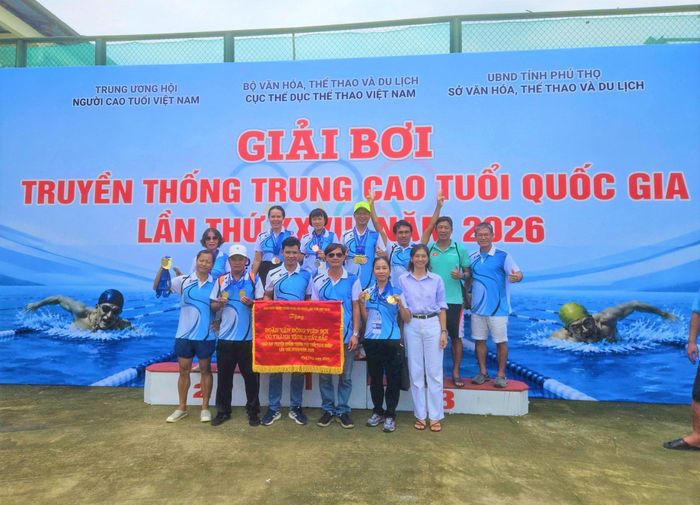 Đội tuyển bơi trung cao tuổi Đà Nẵng có giải đấu thành công với 30 huy chương, xếp Nhì toàn đoàn. Ảnh: NVCC