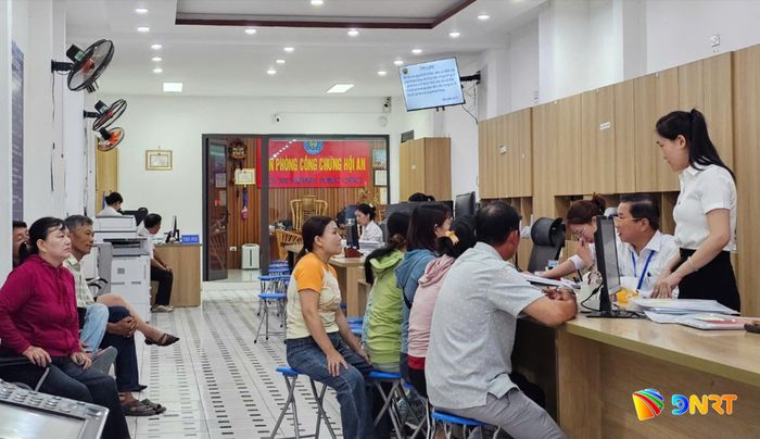 Người dân thực hiện các giao dịch tại Văn phòng Công chứng Hội An. Ảnh: TRẦN TRÚC