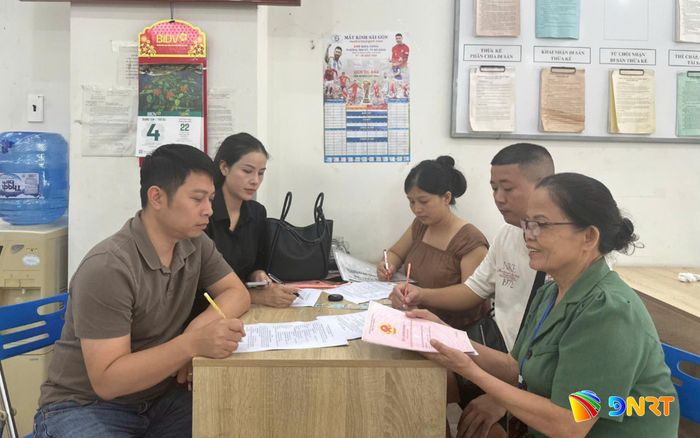 Công chứng viên tại Văn phòng Công chứng Đinh Thị Hiền tư vấn các quy định pháp luật và kiểm tra hồ sơ giao dịch cho khách hàng. Ảnh: ĐVCC