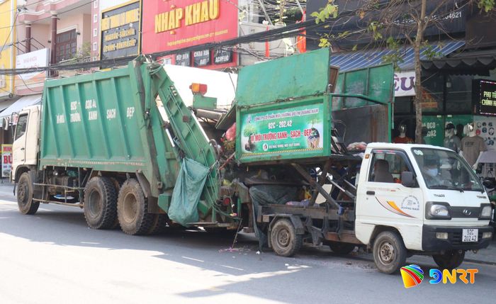 Trước nhiều khó khăn trong công tác thu gom, vận chuyển và xử lý rác sinh hoạt, đòi hỏi bức thiết về giảm phát sinh rác tại hộ gia đình và giảm lượng rác đưa đến bãi tập kết. Ảnh: HOÀNG HIỆP