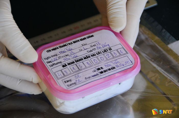 Mẫu hài cốt liệt sĩ được thu thập, bảo quản để gửi ra Hà Nội giám định ADN. Ảnh: CẨM PHÔ