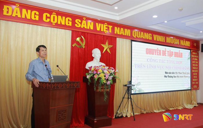 Phó trưởng Ban Nội chính Thành ủy Phan Thanh Long báo cáo chuyên đề về công tác tổng hợp trên lĩnh vực nội chính Đảng tại hội nghị. Ảnh: ĐẮC MẠNH