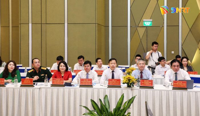Các đồng chí lãnh đạo thành phố Đà Nẵng dự hội nghị. Ảnh: NGỌC PHÚ