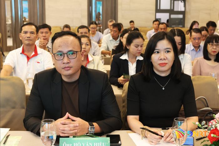 Buổi tập huấn nhằm đẩy mạnh ứng dụng thương mại điện tử, kết nối hiệu quả giữa sản xuất với thị trường trong nước và quốc tế. Ảnh: NGỌC HÀ