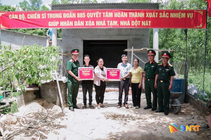 Đại diện Bộ Chỉ huy Quân sự thành phố thăm, tặng quà một ngôi nhà sắp hoàn thiện trong chương trình. Ảnh: Q.CƯỜNG