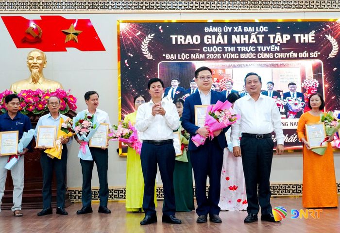 Trưởng ban Nội chính Thành ủy Võ Công Chánh (hàng trên, bên trái) và Bí thư Đảng ủy xã Nguyễn Hảo (hàng trên, bên phải) trao thưởng cho tập thể đoạt giải Nhất cuộc thi trực tuyến “Đại Lộc năm 2026 - Vững bước cùng chuyển đổi số”. Ảnh: NGUYỄN TUYẾT