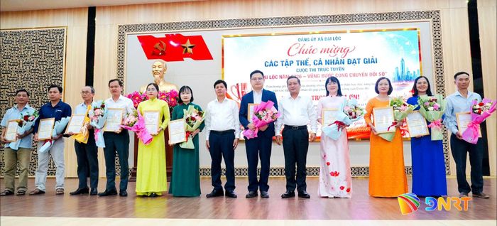 Trao thưởng cho các tập thể, cá nhân xuất sắc trong cuộc thi tìm hiểu về chuyển đổi số. Ảnh: NGUYỄN TUYẾT