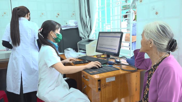 Sau khám, kết quả được cập nhật lên hệ thống phần mềm. Ảnh: GIANG BIÊN