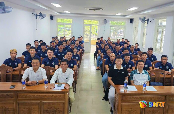 Các đại biểu và học viên tham dự Lớp đào tạo trọng tài bóng chuyền trong nhà năm 2026. Ảnh: THÀNH DANH
