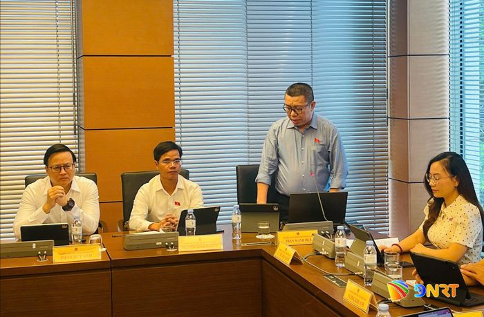 Đại biểu Trần Mạnh Huy phát biểu thảo luận. Ảnh: HỒNG CHÂU