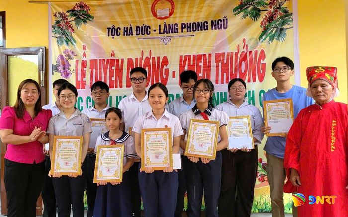 Lễ phát thưởng của Ban khuyến học họ Hà làng Phong Ngũ năm học 2024 - 2025. Ảnh: HS