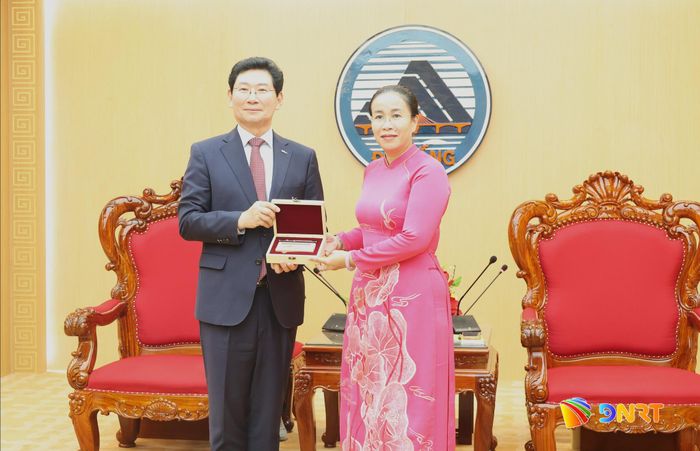 Phó Chủ tịch UBND thành phố Nguyễn Thị Anh Thi (phải) tặng quà Thị trưởng thành phố Yongin (Hàn Quốc). Ảnh: NGỌC HÀ