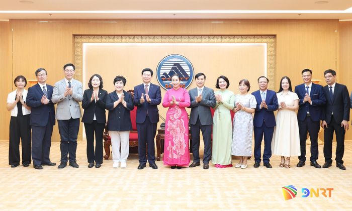 Đoàn thành phố Yongin (Hàn Quốc) chụp ảnh lưu niệm với lãnh đạo thành phố Đà Nẵng. Ảnh: NGỌC HÀ
