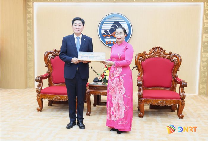Phó Chủ tịch UBND thành phố Nguyễn Thị Anh Thi (phải) tặng quà Thị trưởng thành phố Osan (Hàn Quốc). Ảnh: NGỌC HÀ