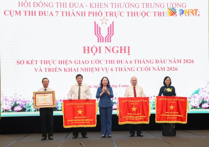 Phó Chủ tịch nước Võ Thị Ánh Xuân (giữa) trao Cờ thi đua của Chính phủ và Bằng khen của Thủ tướng Chính phủ cho 4 tập thể. Ảnh: NGỌC PHÚ