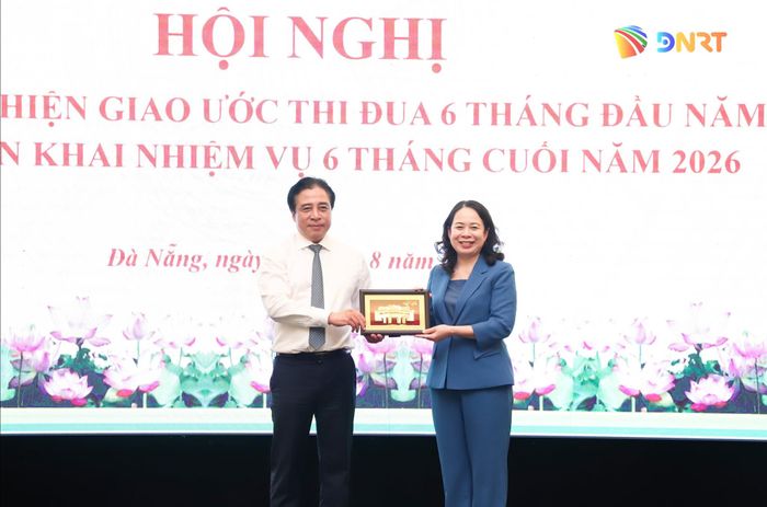 Thay mặt lãnh đạo thành phố Đà Nẵng, Phó Bí thư Thường trực Thành ủy Nguyễn Khắc Toàn (bên trái) tặng quà lưu niệm cho Phó Chủ tịch nước Võ Thị Ánh Xuân. Ảnh: NGỌC PHÚ