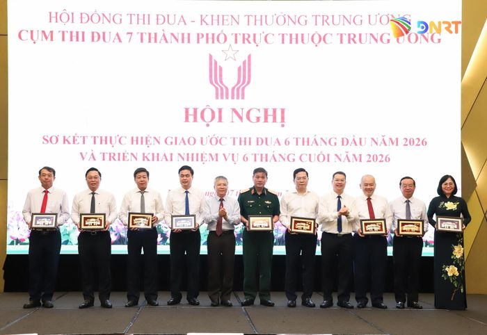 Lãnh đạo thành phố Đà Nẵng tặng quà lưu niệm cho các đồng chí lãnh đạo Trung ương và các thành phố trực thuộc Trung ương. Ảnh: NGỌC PHÚ